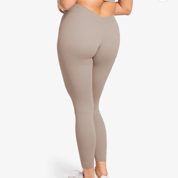 CSB WORKOUT SET - SIZE S/M (WORN ONCE) - Picture 2 of 9